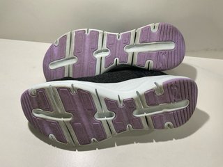 Zapatillas Skechers Negras y Moradas