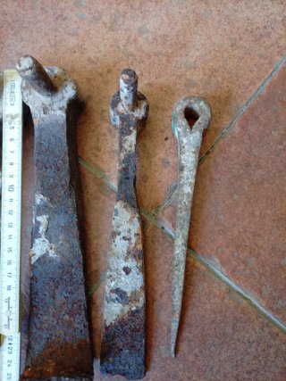 Antichi cardini in ferro battuto