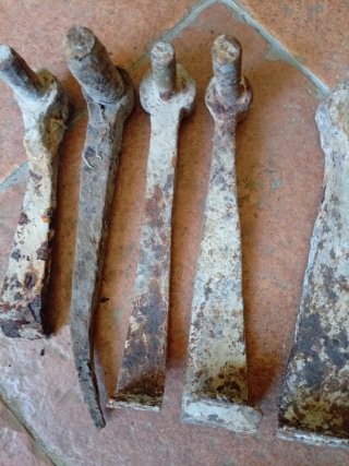 Antichi cardini in ferro battuto
