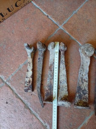 Antichi cardini in ferro battuto