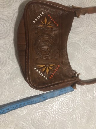 Bolso de cuero marrón con detalles
