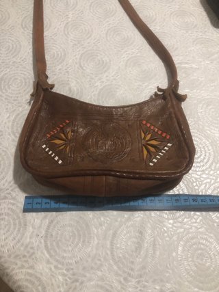 Bolso de cuero marrón con detalles
