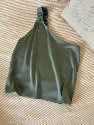Top Zara verde oliva satinado asimétrico