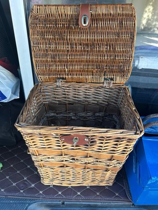 Cesta de mimbre con tapa y asa de cuero