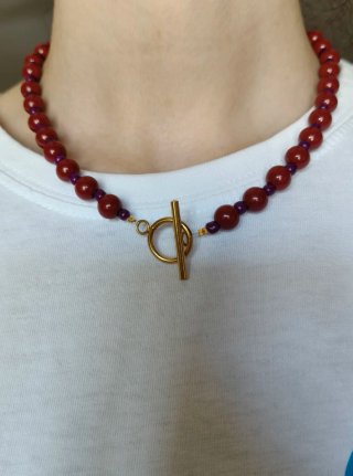 Collar de bolas rojo y morado