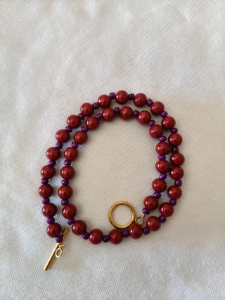 Collar de bolas rojo y morado