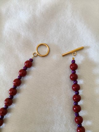 Collar de bolas rojo y morado