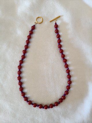 Collar de bolas rojo y morado