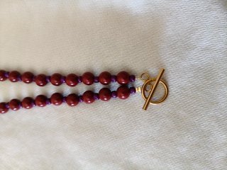 Collar de bolas rojo y morado