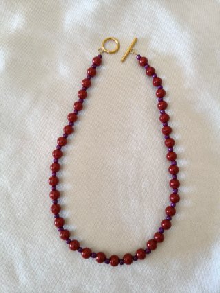 Collar de bolas rojo y morado