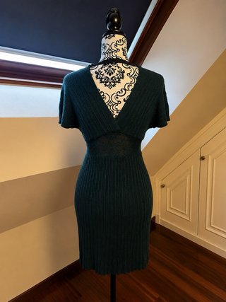Vestido verde oscuro con pedrería