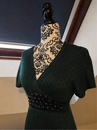 Vestido verde oscuro con pedrería