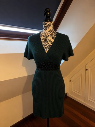 Vestido verde oscuro con pedrería