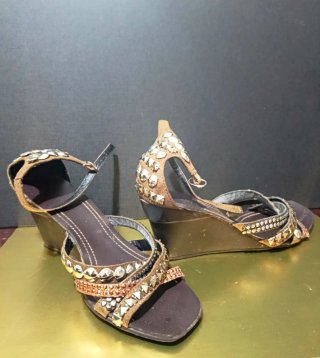 Sandalias cuña marrón y doradas