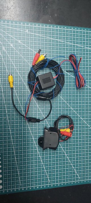 Cámara trasera con cables
