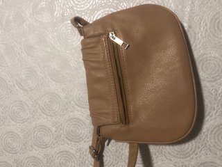 Bolso marrón con lazo dorado