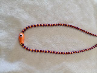 Collar de cuentas con pez naranja