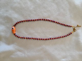 Collar de cuentas con pez naranja