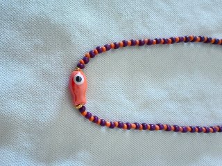 Collar de cuentas con pez naranja