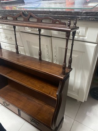 Estantería de madera con cajones