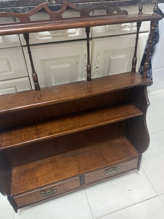 Estantería de madera con cajones
