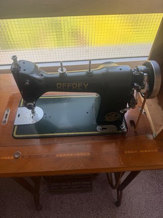 Máquina de coser Refrey