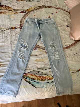 Pantalón vaquero desgarrado