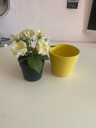 Maceta con flores amarillas artificiales