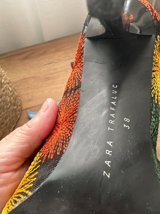Zapatos de salón negros con estampado multicolor