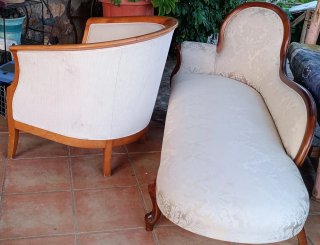 Chaise longue y sillón de tela y madera