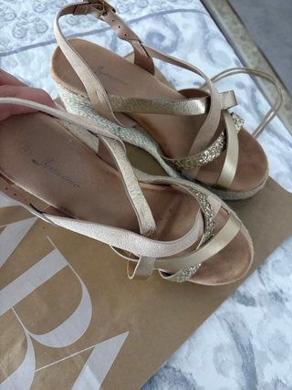 Sandalias cuña beige y oro