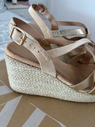 Sandalias cuña beige y oro
