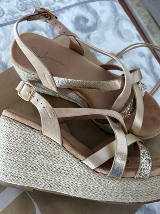Sandalias cuña beige y oro