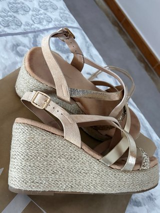Sandalias cuña beige y oro