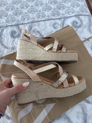 Sandalias cuña beige y oro