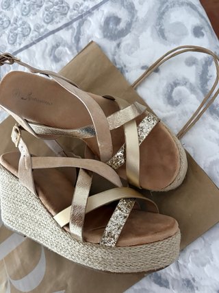 Sandalias cuña beige y oro