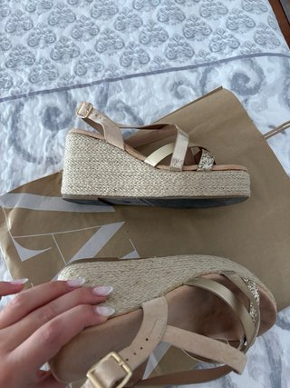 Sandalias cuña beige y oro