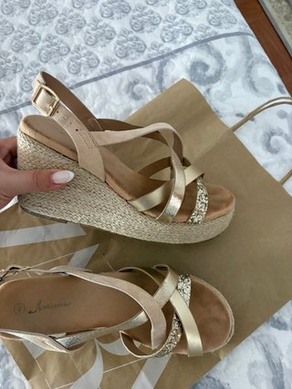 Sandalias cuña beige y oro