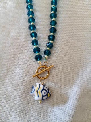 Collar con colgante de pez