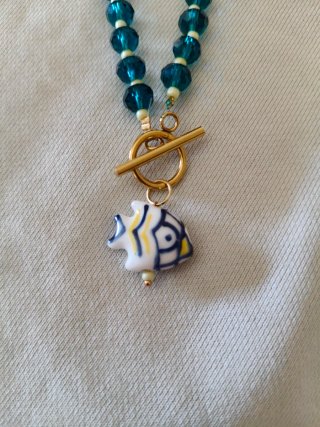 Collar con colgante de pez
