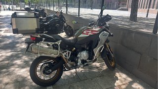 BMW F850GS Adventure Rally - Blanca y Dorada
