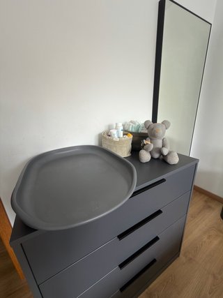 Cambiador de bebé gris