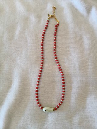 Collar de cuentas con pez verde y rojo
