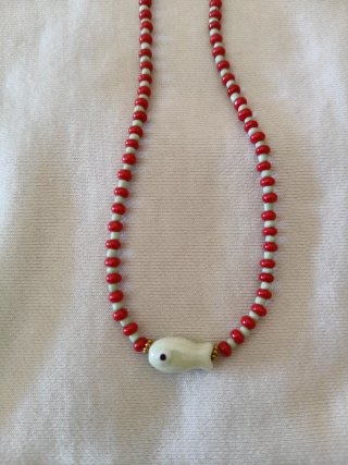 Collar de cuentas con pez verde y rojo