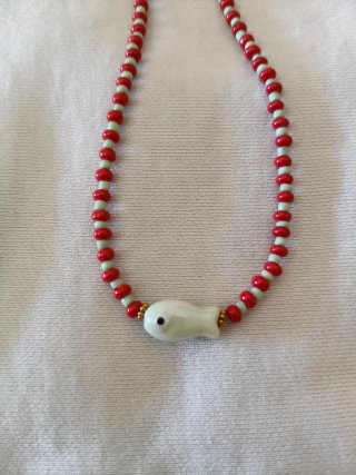 Collar de cuentas con pez verde y rojo