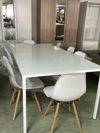 Mesa Comedor Cristal - 8 Sillas Diseño Aparte
