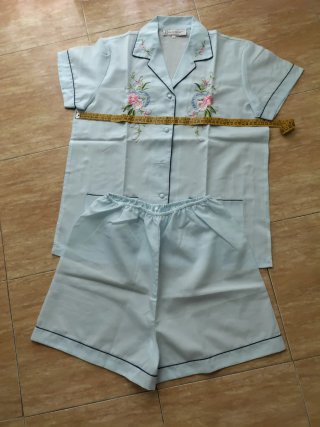 Pijama corto bordado