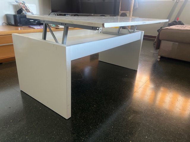 Mesa de centro blanca con almacenaje