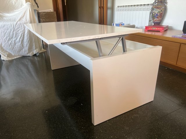 Mesa de centro blanca con almacenaje