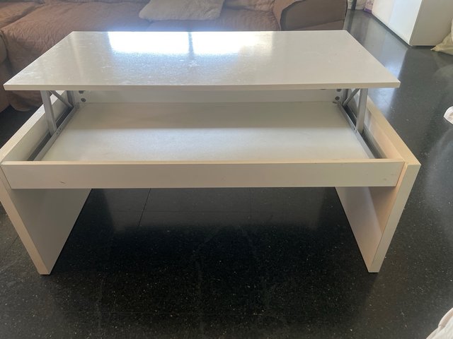 Mesa de centro blanca con almacenaje
